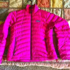 Patagonia Women’s small HOT pink down jacket. Great condition!